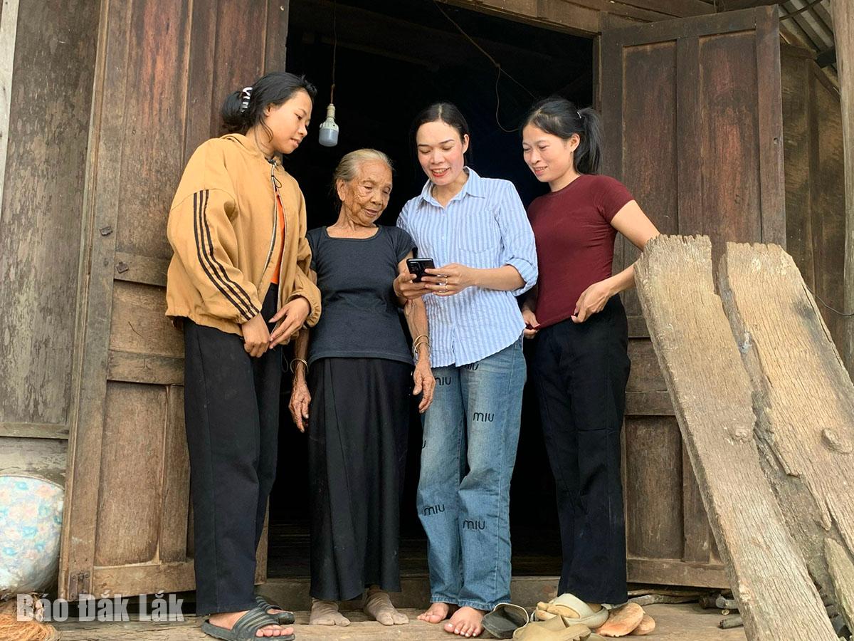 Những “đại sứ số” 
của buôn làng