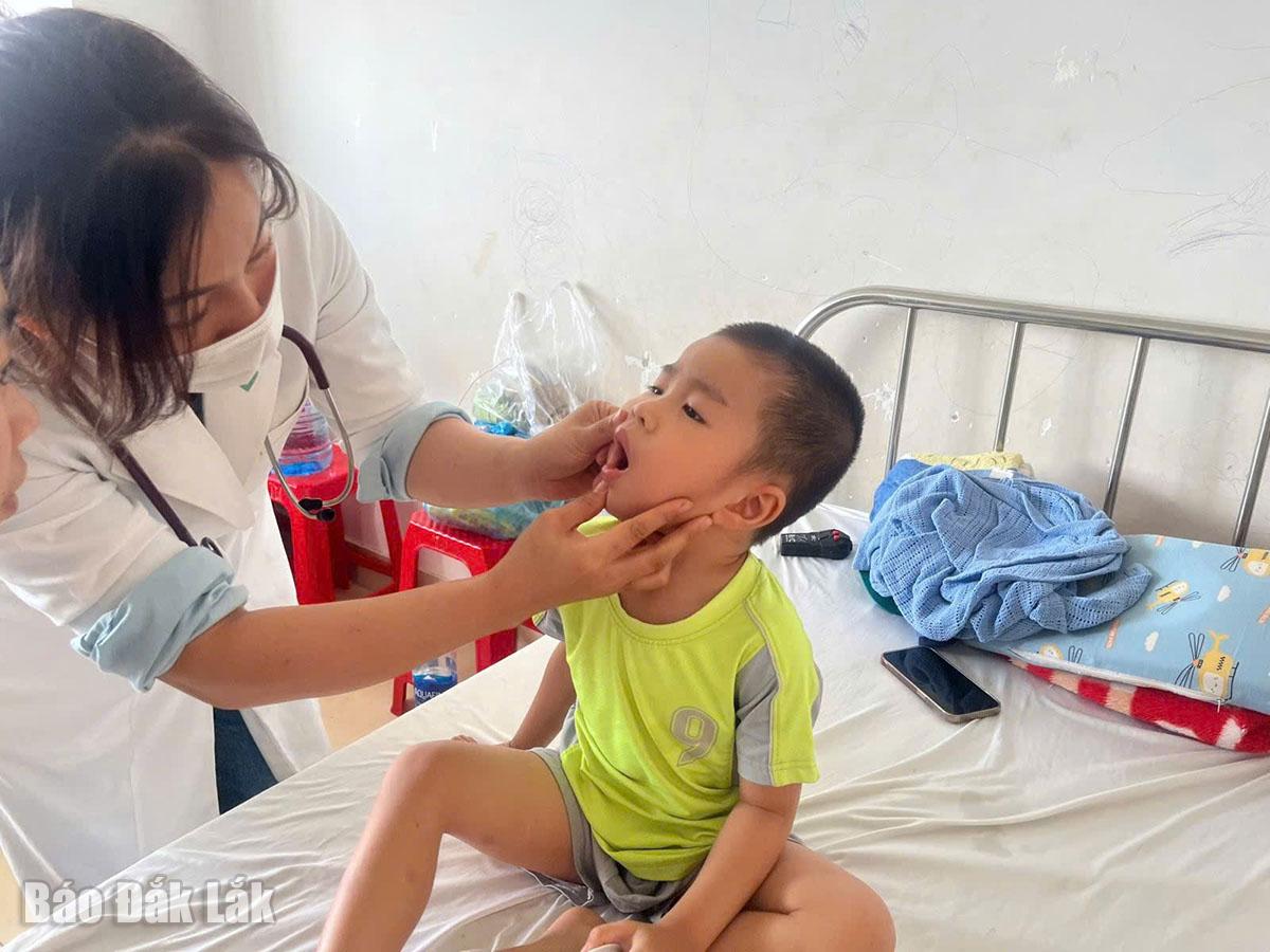 Trẻ bị viêm amidan - không thể xem thường