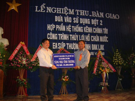 Đại diện Ban QLĐT&XDTL trao tặng nhà tình thương cho huyện