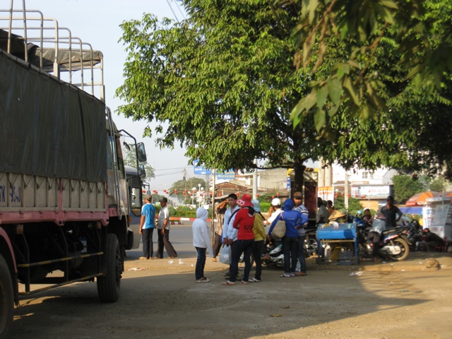 nút giao thông Km 3, nơi tập trung điểm dừng, chờ của rất nhiều tuyến xe buýt lại không hề có một nhà chờ