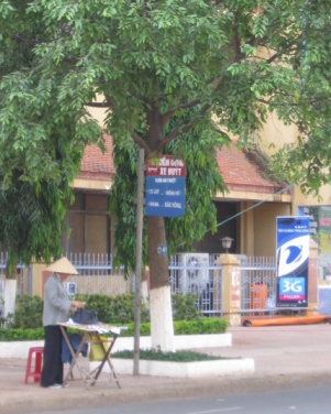 thì các điểm dừng xe buýt đều bị chiếm dụng trái phép hoặc đều không có nhà chờ dành cho hành khách