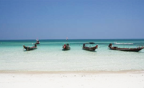 Mỗi tháng vào dịp trăng tròn, hàng nghìn người dự các bữa tiệc thâu đêm ở bãi biển Ko Phangan của Thái Lan. Hòn đảo xinh đẹp cùng những bãi cát trắng trải dài và những hàng dừa xanh cũng là nơi bạn có thể thực sự thư giãn.