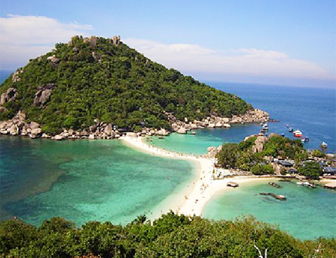 Nếu bạn muốn nghỉ ngơi ngoài đảo của Thái Lan, không nơi nào tốt hơn Koh Samui. Bạn có thể nằm dài trên bãi biển cả ngày hoặc khám phá công viên biển quốc gia Ang Thong.