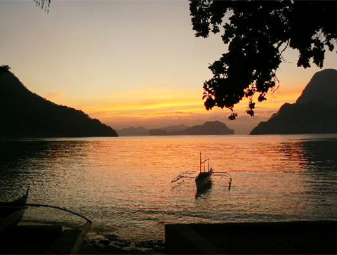 Thay vì ở trong khách sạn, bạn có thể qua đêm trong những căn nhà sàn hoặc nhà tranh ở El Nido của Philippines. Và nếu bạn tìm kiếm những bãi biển đẹp và còn hoang sơ, đây chính là điểm đến hoàn hảo.