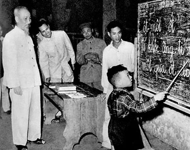 Bác Hồ thăm lớp học vỡ lòng phố Hàng Than, Hà Nội (1958). (Ảnh: T.L)