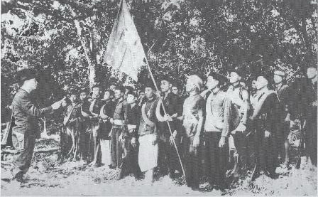 Một đơn vị giải phóng quân làm lễ xuất phát từ cây đa Tân Trào về giải phóng Thái Nguyên (16-8-1945)