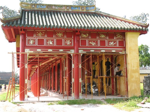 Nhiều hạng mục di tích cố đô Huế đang được phục dựng chuẩn bị cho Festival Ảnh: H.H