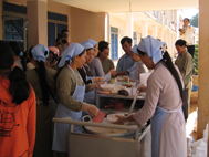 Nồi&nbsp;cháo tình thương&nbsp;cho bệnh nhân nghèo tại Bệnh viện Đa khoa huyện Cư M’gar. Ảnh: Kim Oanh