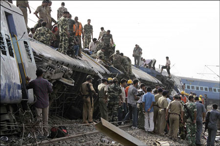 Các nhân viên cứu hộ đang tìm cách vào trong được 3 toa tàu bị trật bánh, nơi phần lớn hành khách được cho là vẫn bị mắc kẹt bên trong.