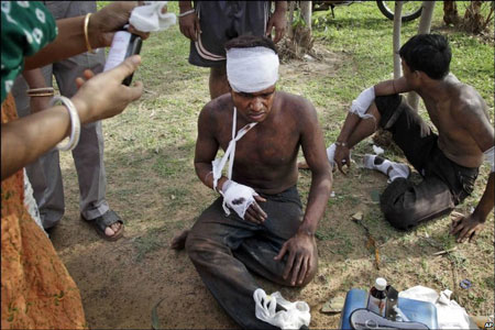 Nhiều người bị thương được chăm sóc ngay tại hiện trường.