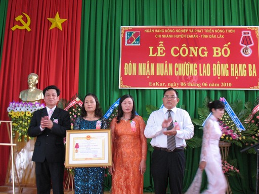 tập thể lãnh đạo Ngân hàng NN&PTNT Ea Kar đón nhận Huân chương Lao động hạng Ba