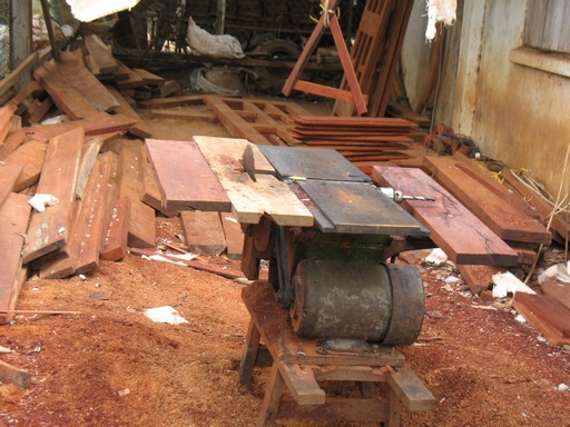 Một điểm sơ chế gỗ tại Krông Buk Ảnh: H.H