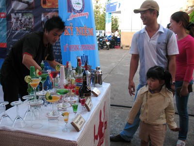 Du khách tham quan gian hàng Saigontourist tại Tuần lễ Văn hóa Du lịch Buôn Ma Thuột 2009   Ảnh: H.H