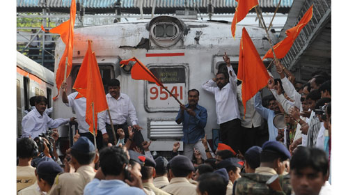 Giao thông tại nhiều nơi tại Ấn Độ bị tê liệt, nhiều trường học, công sở và cửa hiệu bị đóng cửa do ảnh hưởng của cuộc bãi công do phe đối lập Liên minh Dân chủ Dân tộc (NDA) do đảng Nhân dân Ấn Độ (BJP) lãnh đạo và Mặt trận các đảng cánh tả nước này vừa phối hợp tổ chức. Cuộc bãi công nhằm phản đối quyết định mới đây của Chính phủ về tăng giá nhiên liệu.