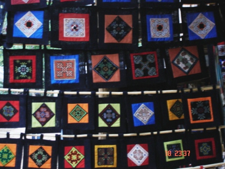 Các sản phẩm thổ cẩm với những hoa văn đặc sắc