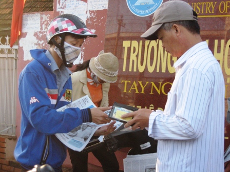 Phụ huynh mua báo có lời giải các môn thi để xem và đọc giải trí trong lúc chờ con làm bài.