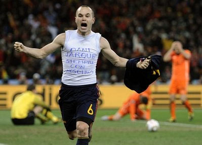 Andres Iniesta vui sướng sau khi ghi bàn vào lưới Hà Lan