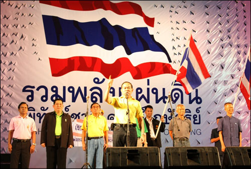 Cảnh sát Thái Lan chuẩn bị triệu tập 80 lãnh đạo và thành viên Liên minh Nhân dân vì Dân chủ (PAD)- phe Áo vàng, nghe quyết định khởi tố các tội danh liên quan tới vụ chiếm Toà nhà chính phủ và 2 sân bay Suvarnabhumi, Đông Mường năm 2008. Các tội danh gồm: gây cản trở khu vực công cộng, chiếm giữ bất động sản của người khác, vi phạm lệnh tình trạng khẩn cấp, làm gián đoạn dịch vụ sân bay, khủng bố….