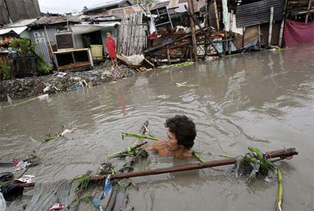 Cảnh tan hoang tại phía nam thủ đô Manila (Philippins). Ảnh: EAP