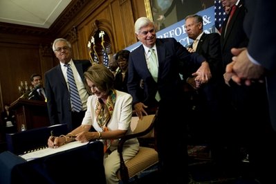 Ngày 15-7, Thượng viện Mỹ đã thông qua dự luật cải cách Phố Wall nhằm cải tổ hệ thống tài chính và đây được xem là cuộc cải tổ lớn nhất về các quy định tài chính Mỹ trong nhiều thập niên qua. Các biện pháp cải cách được đưa ra nhằm tránh lặp lại cuộc khủng hoảng năm 2008 vốn đã đẩy nền kinh tế thế giới đến bên bờ vực phá sản. Trước đó, Hạ viện Mỹ đã thông qua dự luật này và dự kiến Tổng thống Barack Obama sẽ ký thành luật vào tuần tới.