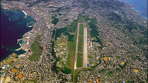 Ngày 16-7, Mỹ và Nhật đã đàm phán cấp chuyên viên trong hai ngày tại Washington về việc di dời khu căn cứ Futenma tại thành phố Ginowan ở đảo Okinawa. Theo đó phía Nhật sẽ chỉ xây dựng một đường băng 1800 mét tại cảng Henoko, thành phố Nago cùng các vùng nước nông gần kề ở Okinawa so với kế hoạch hai đường băng như trước đây. Các quan chức Mỹ cũng đã đồng ý kế hoạch này. Dự án tiêu tốn khoảng 4,5 tỉ USD.