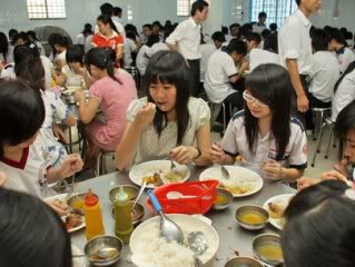 Giờ ăn trưa của HS nội trú Trường THPT tư thục Nhân Văn (TP. HCM). (Ảnh: T.L)