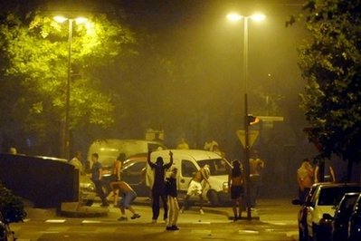 Khoảng 50-60 ô tô đã bị đốt phá trong một vụ gây rối xảy ra tại thành phố Grenoble, miền đông nam nước Pháp sau khi cảnh sát bắn chết một tên trộm có vũ trang đang bỏ chạy khỏi hiện trường. Vụ gây rối xảy ra vào đêm ngày thứ 6 tại một quận đông dân cư của Grenoble. Cảnh sát địa phương đã bắt giữ 2 thanh niên nhưng chưa rõ họ là nghi phạm trong vụ đốt phá xe ô tô hay có liên quan tới vụ trộm cắp. Bộ trưởng Nội vụ Pháp Brice Hortefeux đã tới Grenoble để giải quyết tình hình.