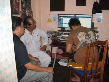 Y Moan (giữa) trong phòng thu tại gia đình những ngày cuối tháng 6. 