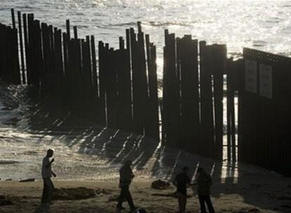 Ngày 19-7, các quan chức Mỹ cho biết lực lượng vệ binh quốc gia nước này sẽ bắt đầu được triển khai dọc biên giới giữa Mỹ và Mexico vào ngày 1-8 tới nhằm giúp bảo đảm an ninh tại các khu vực biên giới. Chính quyền Mỹ cam kết triển khai 1.200 binh sỹ vệ binh quốc gia tới khu vực biên giới Mỹ - Mexico trong thời gian 1 năm và tìm kiếm khoảng 600 triệu USD để huấn luyện 1.000 nhân viên tuần tra biên giới mới, cũng như xây dựng các hệ thống phát hiện máy bay do thám không người lái.