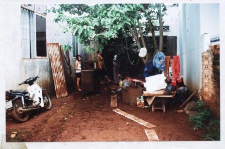 Bức tường sau của nhà chị Phạm Thị Hồng Hạnh  bị nước làm đổ sập hoàn toàn.