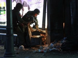 Chiều 25-7, đã có ít nhất 9 người bị thương trong vụ đánh bom tại một trung tâm thương mại sầm uất ở thủ đô Bangkok của Thái Lan. Theo Trung tâm khẩn cấp Erawan, hiện trường vụ nổ là một điểm dừng xe buýt ngay phía trước siêu thị lớn Big C gần giao lộ Ratchaprasong ở trung tâm Bangkok. Trong số 9 người bị thương có tài xế xe buýt và một người đang trong tình trạng nguy kịch. Ngoài ra, còn có hai xe ôtô đỗ gần đó bị hư hỏng nặng. Cơ quan an ninh đang điều tra vụ việc. 