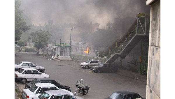 Hãng thông tấn chính thức của Iran cho hay một vụ nổ ở nhà máy hóa dầu của nước này đã khiến 4 người thiệt mạng. Áp lực cao tại nồi nấu trung tâm trong nhà máy trên đảo Kharg, Vịnh Persia, đã gây ra vụ cháy nổ. Ngoài ra rất nhiều công nhân khác bị thương. Cho đến nay mới tìm thấy thi thể của 3 người, còn ngọn lửa đã được khống chế.