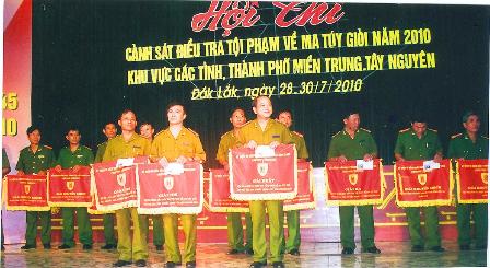 Các đội viên về tham dự nhận cờ lưu niệm tại hội thi.