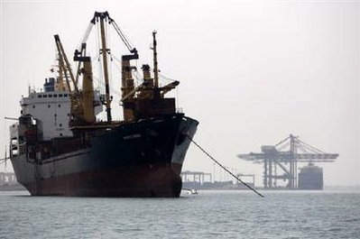 Sáng 3-8, lực lượng hải quân liên minh châu Âu đã đẩy lùi một cuộc tấn công của hải tặc trên Vịnh Aden. Tàu chở hoá chất của Na Uy MV Bow Saga đã phát tín hiệu khẩn cấp sau khi bị một thuyền chở 7 hải tặc tấn công. Cướp biển nã đạn vào tàu Na Uy, làm hư hỏng các cửa kính. Nhưng tàu khu trục Tây Ban Nha SPS Victoria đã điều trực thăng tới để trợ giúp và kịp thời chặn đứng vụ tấn công, chỉ sau 10 phút nhận được tín hiệu khẩn cấp.