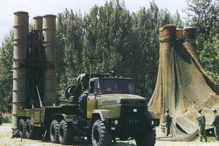 Trước thông tin Iran dường như đang sở hữu bốn dàn tên lửa cao xạ S-300PT. Ngày 4-8, người phát ngôn Tập đoàn xuất khẩu quốc phòng Nga Rosoboronexport, ông Vyacheslav Davydenko đã khẳng định Rosoboronexport không bán cho Iran các dàn tên lửa S-300. Ông nhấn mạnh trong hoạt động của mình, tập đoàn xuất khẩu vũ khí lớn nhất của Nga tuân thủ chặt chẽ những hạn chế do Hội đồng Bảo an Liên hợp quốc quy định.