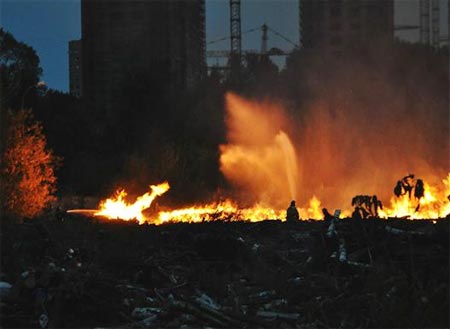 Nga vừa áp đặt tình trạng khẩn cấp ở thành phố Ozersk trên dãy Urals, nơi đặt một trong những trung tâm lớn nhất của Nga về xử lý và bảo quản chất thải hạt nhân. Trong khi đó, tình trạng nắng nóng và khói bụi do cháy rừng và than bùn khiến thủ đô Matxcơva của Nga ngộp khói. Giới chức y tế Nga cho hay số người chết ở Matxcơva tăng gấp đôi, lên 700 người một ngày.