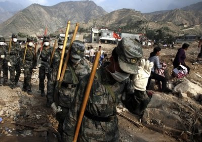 Hơn 700 người được cho là đã thiệt mạng trong trận lở đất kinh hoàng ở tỉnh Cam Túc, Trung Quốc, khi nước này đang vật lộn với đợt lũ lụt lớn nhất suốt một thập kỷ qua. Nhân viên cứu hộ vẫn tiếp tục đào bới bằng tay để tìm kiếm hơn 1.000 người còn mất tích.