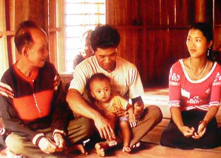 Già làng Oi Lớ (bìa trái) đến trò chuyện, động viên Ama Soar sau khi biết lỗi lầm của mình hãy chí thú lo làm ăn chăm lo cuộc sống gia đình.