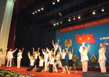 Tiết mục ca nhạc chào mừng Lễ kỷ niệm.