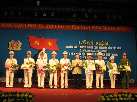 Phó Bí thư Thường trực Tỉnh ủy, Chủ tịch UBND tỉnh, Lữ Ngọc Cư trao bằng khen của UBND tỉnh tặng các tập thể và cá nhân có thành tích xuất sắc trong đấu tranh phòng chống tội phạm, góp phần giữ vững an ninh chính trị và trật tự an toàn xã hội.