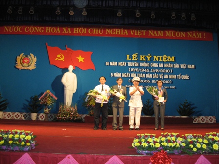 Trao tặng Kỷ niệm chương của Bộ Công an cho các cá nhân có thành tích xuất sắc trong thực hiện phong trào Toàn dân bảo vệ an ninh Tổ quốc.