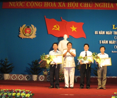 Trao bằng khen của Bộ Công an tặng các tập thể và cá nhân có thành tích xuất sắc trong phong trào Toàn dân bảo vệ an ninh Tổ quốc.