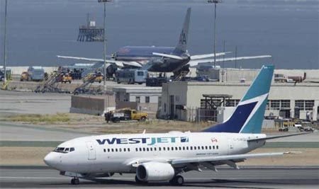 Một máy bay của Mỹ phải hạ cánh khẩn cấp và chuyển tới một khu vực an toàn ở sân bay quốc tế San Francisco sau khi cảnh sát nhận được lời đe dọa có không tặc. Chuyến bay chở 164 hành khách và 11 thành viên phi hành đoàn dự kiến cất để tới sân bay John F. Kennedy ở New York, tuy nhiên, nó phải dừng lại trên đường băng vài tiếng đồng hồ. Mọi hành khách đều bị kiểm tra an ninh một lần nữa trước khi tiếp tục hành trình. Cảnh sát đang thẩm vấn người đã thực hiện cuộc gọi đe dọa không tặc và điều tra động cơ của họ.