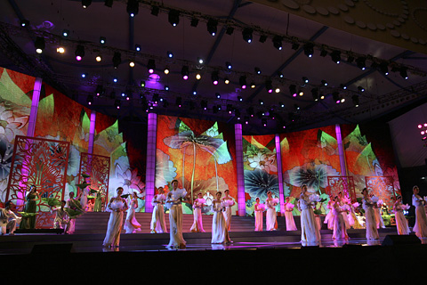 Các người đẹp trình diễn áo dài