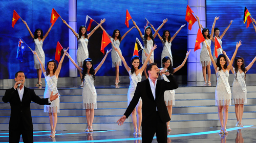 Nhóm nhạc IL Divo với bài hát Amazing Grace chào đón sự xuất hiện duyên dáng của 40 thí sinh dự thi