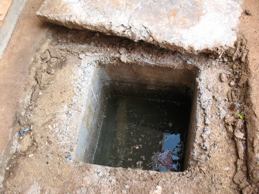 hố ga lềnh bềnh chất thải