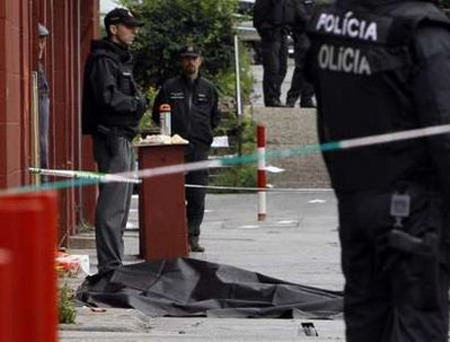 Ngày 30-8, một người đàn ông mang súng trường tự động và các súng ngắn đã xả đạn điên loạn tại thủ đô Bratislava của Slovakia, sát hại 7 người và làm 15 người khác bị thương trước khi tự sát. Cảnh sát cho hay đây là vụ xả súng tồi tệ nhất tại Slovakia trong hơn 1 thập niên qua.