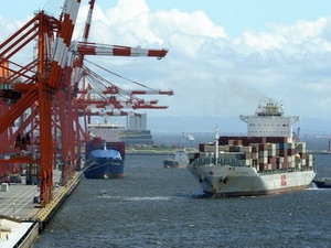 Ngày 30-8, chỉ vài giờ sau khi Ngân hàng Trung ương Nhật Bản (BOJ) công bố quyết định nới lỏng hơn nữa chính sách tiền tệ, nội các của Thủ tướng Nhật Bản Naoto Kan đã thông qua định hướng cơ bản cho gói kích thích kinh tế bổ sung nhằm vực dậy nền kinh tế nước này và đối phó với hiện tượng đồng yen tăng giá bất thường. Gói kích thích mới nhất có tổng trị giá 920 tỷ yen (hơn 10 tỷ USD). Số tiền này sẽ được lấy từ quỹ dự trữ trong ngân sách cho tài khóa 2010.