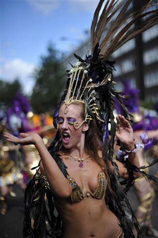 Họ khoác trên người trang phục nóng bỏng tìm mọi cách để gây sự chú ý của du khách. Ảnh: AFP.