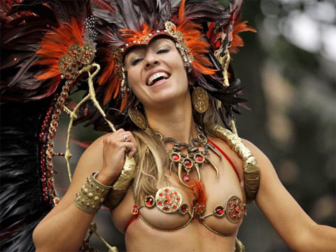 Các vũ công say sưa trong các màn vũ đạo khi họ diễu hành qua những con phố ở Tây London hôm qua. Ảnh: AP.